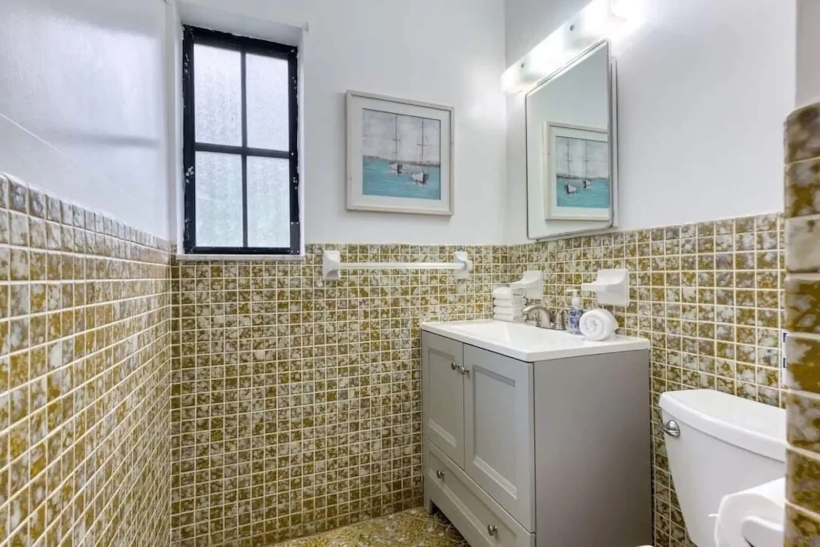 Full bathroom shared by the fourth and fifth bedrooms